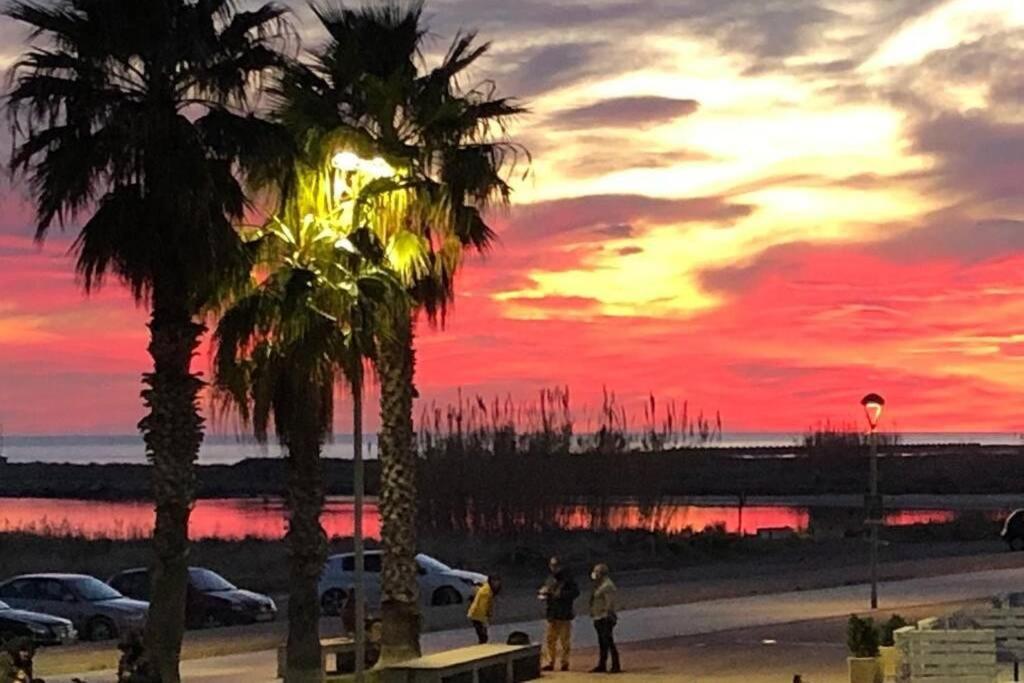 Apartamento para 5 personas frente al mar con piscina y parking Cubelles Exterior foto