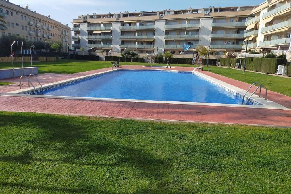 Apartamento para 5 personas frente al mar con piscina y parking Cubelles Exterior foto