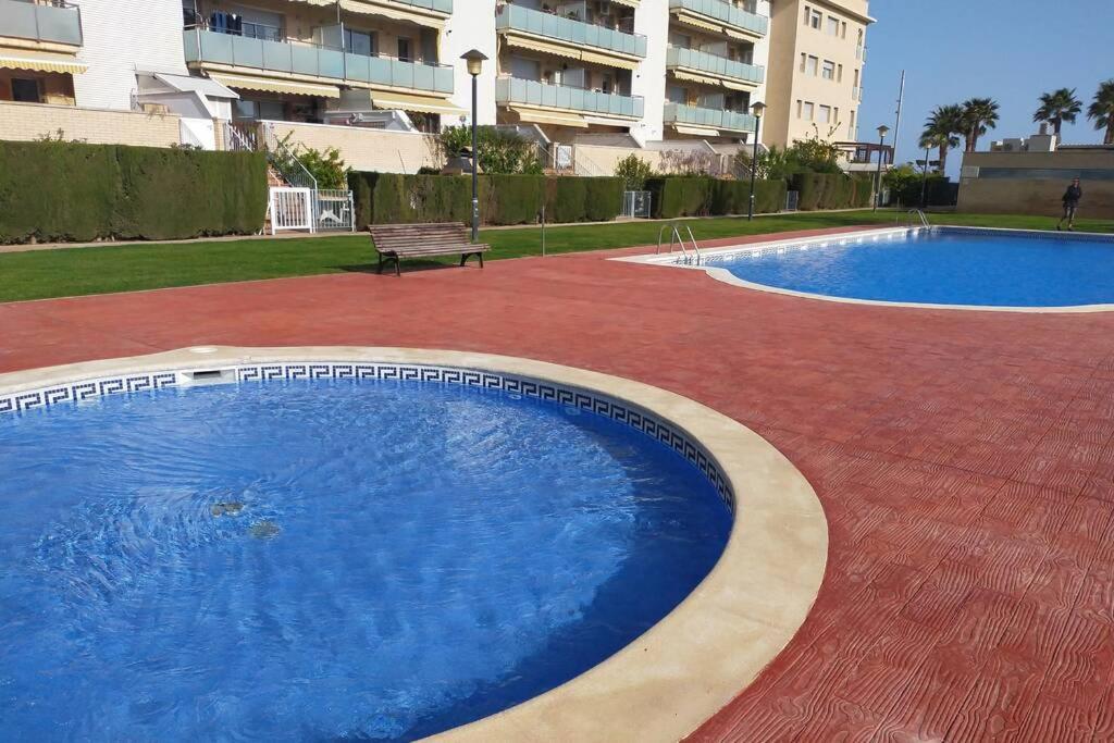 Apartamento para 5 personas frente al mar con piscina y parking Cubelles Exterior foto