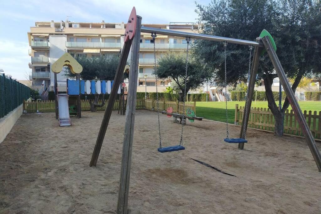 Apartamento para 5 personas frente al mar con piscina y parking Cubelles Exterior foto