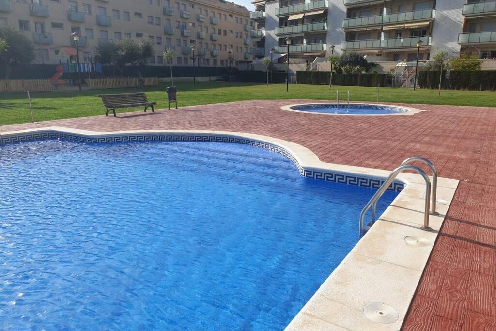 Apartamento para 5 personas frente al mar con piscina y parking Cubelles Exterior foto