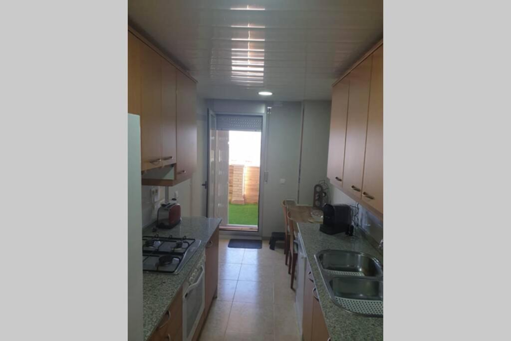 Apartamento para 5 personas frente al mar con piscina y parking Cubelles Exterior foto