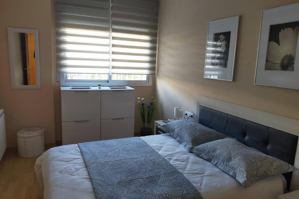 Apartamento para 5 personas frente al mar con piscina y parking Cubelles Exterior foto