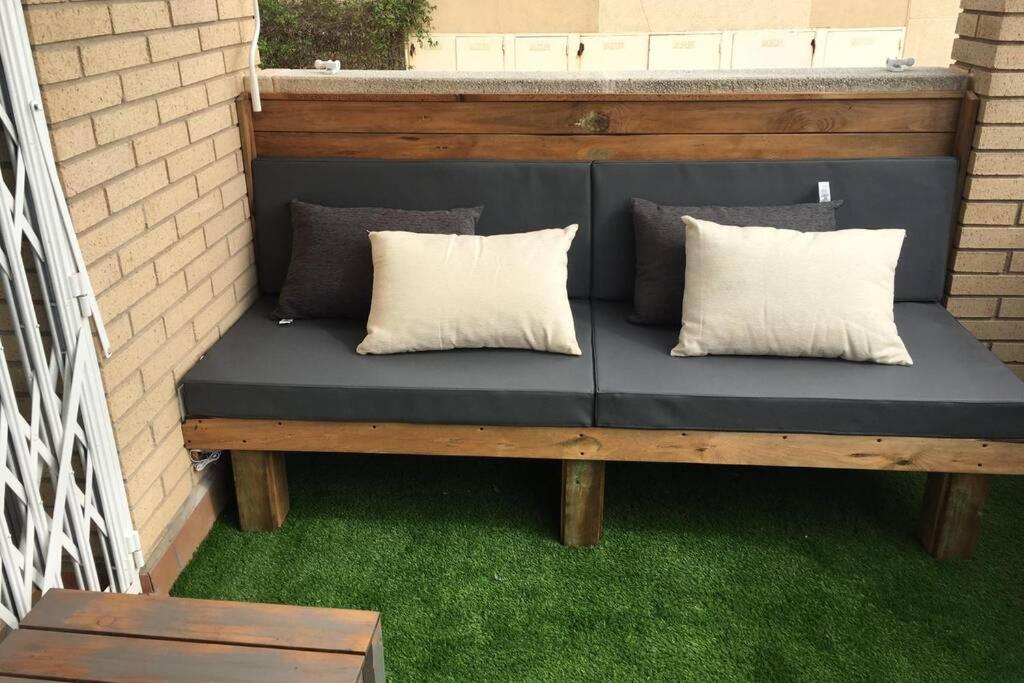Apartamento para 5 personas frente al mar con piscina y parking Cubelles Exterior foto