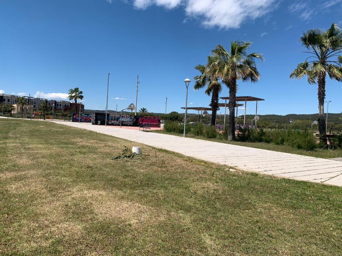 Apartamento para 5 personas frente al mar con piscina y parking Cubelles Exterior foto