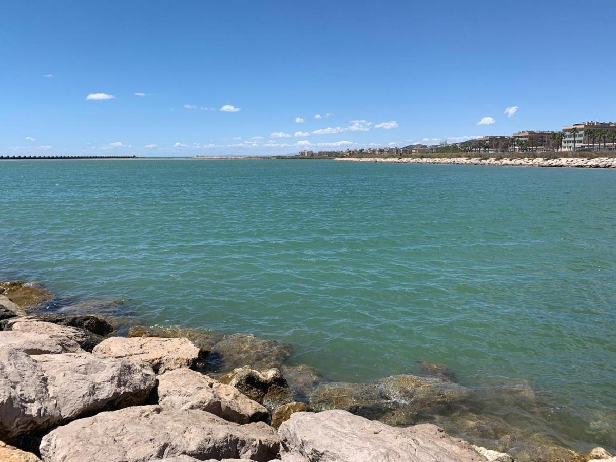 Apartamento para 5 personas frente al mar con piscina y parking Cubelles Exterior foto