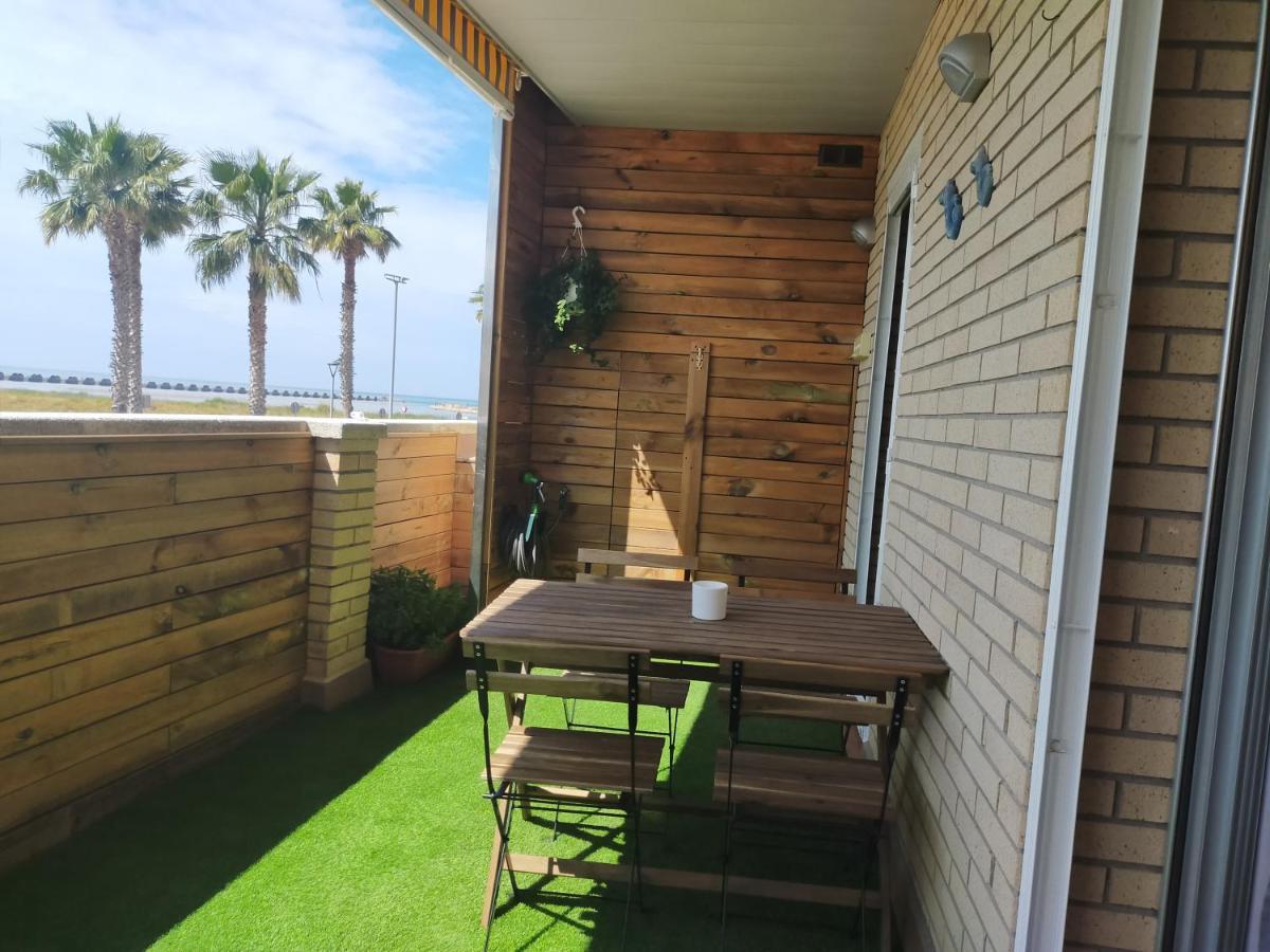 Apartamento para 5 personas frente al mar con piscina y parking Cubelles Exterior foto
