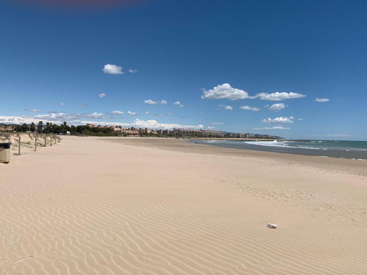 Apartamento para 5 personas frente al mar con piscina y parking Cubelles Exterior foto