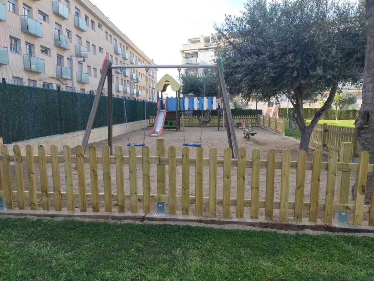 Apartamento para 5 personas frente al mar con piscina y parking Cubelles Exterior foto