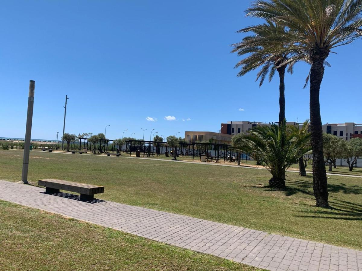 Apartamento para 5 personas frente al mar con piscina y parking Cubelles Exterior foto